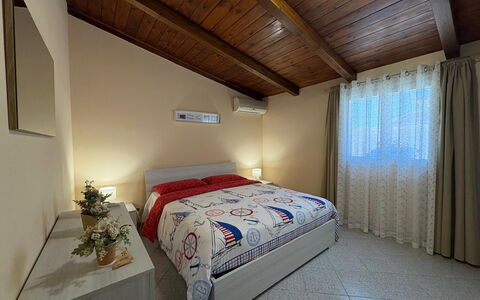 Villa Gloria: Bed, Interieur Ontwerp, Meubilair, Slaapkamer, Verdieping, Flooring, Kamer, Hout, Plafond, Laken
