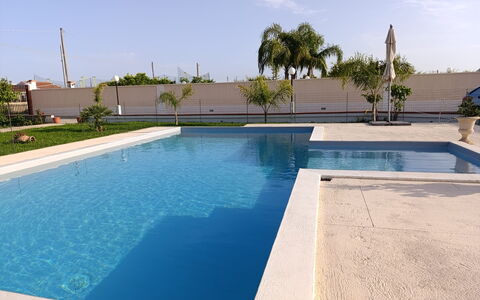 Villa Gloria: Zwembad, Blauw, Water, Toevlucht, Samengesteld Materiaal, Waterpartij, Tegel, Schaduw, Eco Hotel