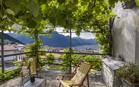 Casa Torre Il Castello: Meubilair, Keuken En Eettafel, Stoel, Verdieping, Zee, Balkon, Oceaan, Toevlucht, Eco Hotel, Eetkamer