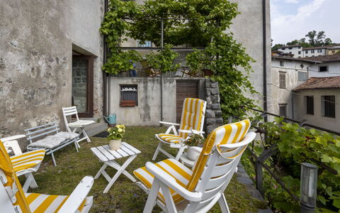 Casa Torre Il Castello: Meubilair, Keuken En Eettafel, Stoel, Verdieping, Zee, Balkon, Oceaan, Toevlucht, Eco Hotel, Eetkamer