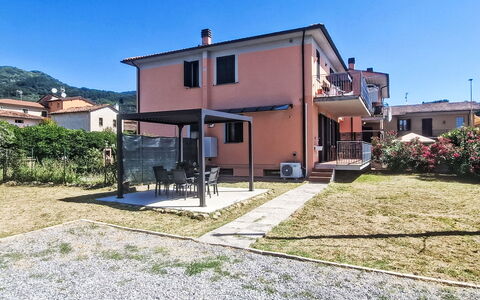 Sondolo: Family Car, Appartement, Luxevoertuig, Mid-Size Car, Parking, Sedan, Compacte Auto, Stadsauto