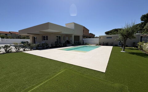 Villa Marzia - Augusta: Gazon, Tuin, Kunstgras, Landgoed, Werf, Landscaping, Backyard, Schaduw, Villa, Binnenplaats