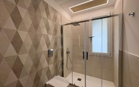 Villa Marzia - Augusta: Flooring, Verdieping, Muur, Interieur Ontwerp, Hout, Plafond, Loodgieterswerkinrichting, Tegel, Badkamer, Bruin