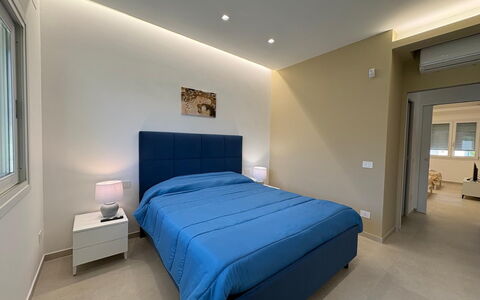 Villa Marzia - Augusta: Meubilair, Bed, Interieur Ontwerp, Flooring, Verdieping, Slaapkamer, Hout, Plafond, Kamer, Verlichting