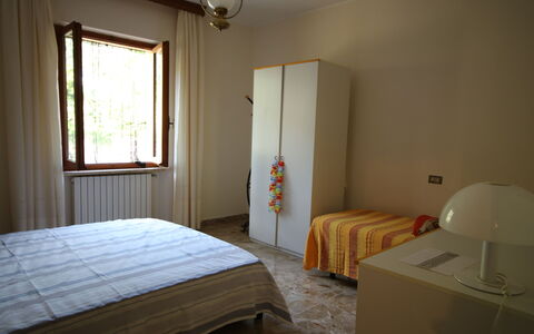 Il Paradiso tra Gli Ulivi: Bed, Slaapkamer, Meubilair, Laken, Muur, Interieur Ontwerp, Bedding, Hout, Flooring, Verdieping