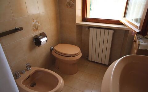 Il Paradiso tra Gli Ulivi: Wc Bril, Badkamer, Loodgieterswerkinrichting, Toilet, Flooring, Verdieping, Wastafel, Interieur Ontwerp, Wastafel In De Badkamer, Loodgieter