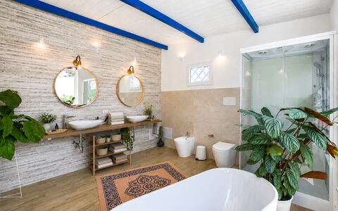Villa Didymos: Muur, Interieur Ontwerp, Loodgieterswerkinrichting, Wastafel In De Badkamer, Badkamer, Flooring, Kraan, Verlichting, Wastafel, Plafond