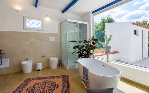Villa Didymos: Flooring, Loodgieterswerkinrichting, Interieur Ontwerp, Verdieping, Badkamer, Kraan, Plafond, Bad, Loodgieter, Wastafel