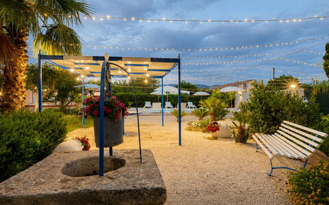 Villa Didymos: Schaduw, Landscaping, Tuin, Pergola, Bloempot, Outdoor Structuur, Eco Hotel, Hacienda, Canopy