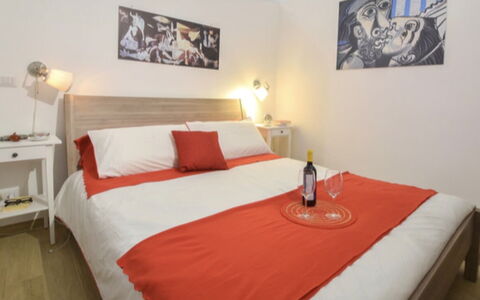Villa Didymos: Meubilair, Bed, Slaapkamer, Bed Frame, Bedding, Laken, Hoofdkussen, Hotel, Fotolijst, Linens