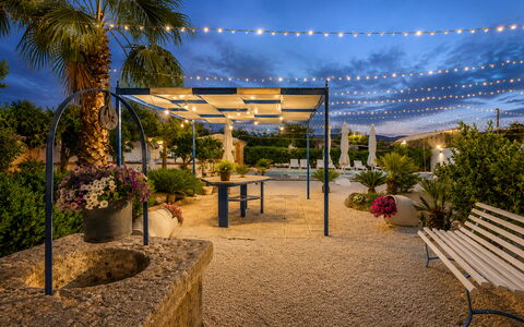 Villa Didymos: Tuin, Bloempot, Schaduw, Landscaping, Binnenplaats, Buitenmeubels, Eco Hotel, Werf, Outdoor Structuur, Pergola