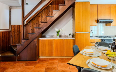 Casa Gloria: Keuken, Flooring, Hout, Interieur Ontwerp, Verdieping, Major Appliance, Countertop, Toestel Van De Keuken, Oranje, Kamer