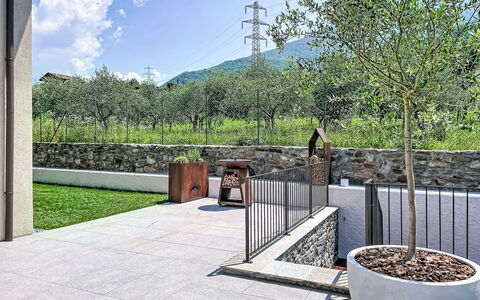 Aura: Tuin, Beton, Schaduw, Flagstone, Landscaping, Backyard, Gang, Werf, Binnenplaats, Oprit