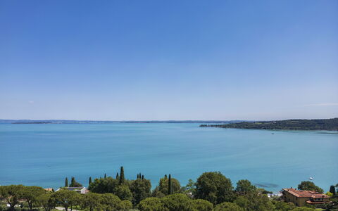 Villa El Perlè, Padenghe sul Garda: Blauw, Water, Zwemwater, Dag, Horizon, Kust En Oceanic Landvormen, Zee, Zomer, Oceaan, Kust