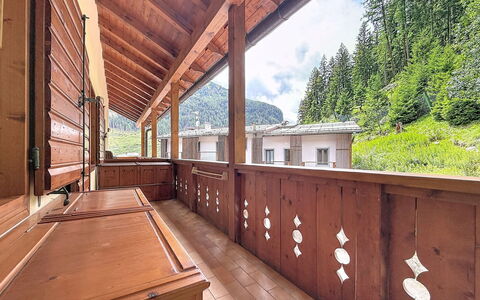 Anny: Bergketen, Balkon, Bergdorp