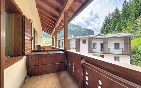 Anny: Bergketen, Balkon, Bergdorp