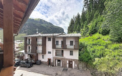 Anny: Bergketen, Balkon, Bergdorp
