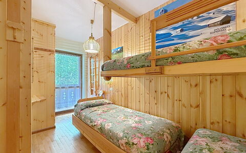 Anny: Bergketen, Balkon, Bergdorp