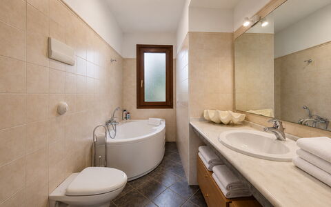 Villa Don Pino: Badkamer, Wastafel In De Badkamer, Flooring, Interieur Ontwerp, Loodgieterswerkinrichting, Verdieping, Wastafel, Plafond, Kraan, Loodgieter