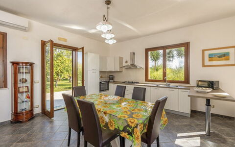 Villa Don Pino: Interieur Ontwerp, Meubilair, Huis, Flooring, Stoel, Kamer, Keuken En Eettafel, Plafond, Eetkamer, Beits