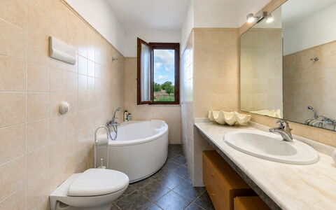 Villa Don Pino: Badkamer, Wastafel In De Badkamer, Loodgieterswerkinrichting, Flooring, Interieur Ontwerp, Wastafel, Verdieping, Kraan, Plafond, Loodgieter