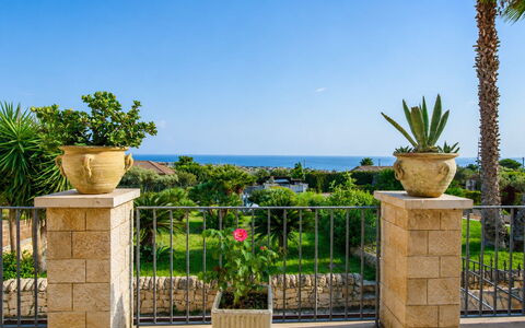 Villa Don Pino: Bloempot, Tuin, Landscaping, Schaduw, Oceaan, Kamerplant, Tropen, Flagstone, Balkon
