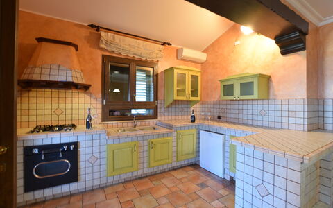 La Villa di Giusy: Keuken, Interieur Ontwerp, Flooring, Countertop, Hout, Verdieping, Plafond, Meubilair, Kamer, Cabinetry
