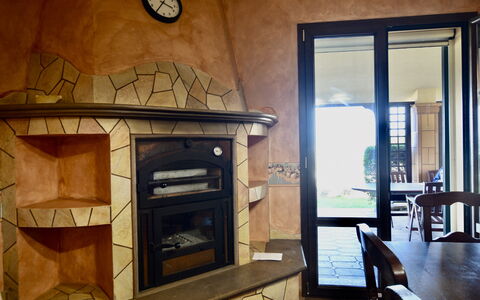 La Villa di Giusy: Hout, Haard, Beits, Natuurlijk Materiaal, Hardwood, Fireplace, Houtkachel, Huishoudapparatuur, Tegel, Woonkamer