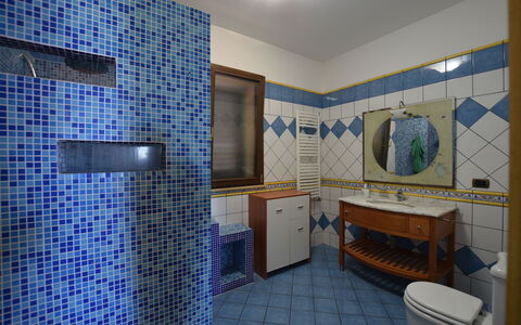 La Villa di Giusy: Flooring, Interieur Ontwerp, Verdieping, Loodgieterswerkinrichting, Tegel, Plafond, Badkamer, Kamer, Kraan, Loodgieter