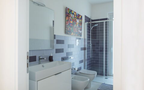 A Casa di Gio: Flooring, Muur, Verdieping, Interieur Ontwerp, Loodgieterswerkinrichting, Badkamer, Tegel, Loodgieter, Samengesteld Materiaal, Toilet