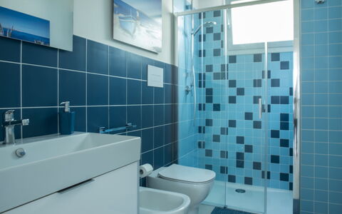 A Casa di Gio: Blauw, Loodgieterswerkinrichting, Badkamer, Flooring, Interieur Ontwerp, Verdieping, Loodgieter, Kraan, Tegel, Wastafel