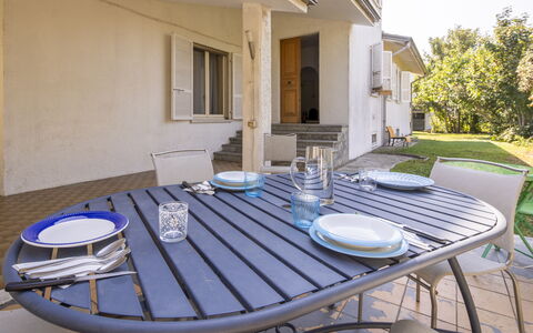 Villa Eva: Buitenmeubels, Meubilair, Schaduw, Buitentafel, Stoel, Keuken En Eettafel, Dek, Backyard, Balkon, Werf