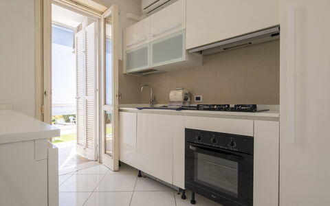 Villa Eva: Keuken, Major Appliance, Toestel Van De Keuken, Interieur Ontwerp, Flooring, Countertop, Cabinetry, Verdieping, Meubilair, Huis