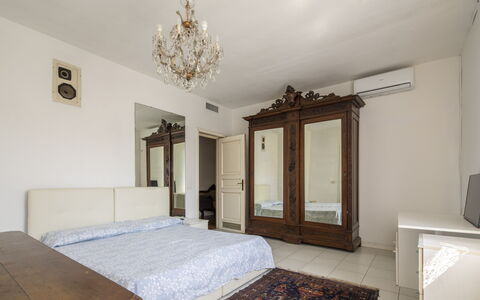 Villa Eva: Bed, Meubilair, Slaapkamer, Interieur Ontwerp, Verdieping, Flooring, Laken, Hout, Bedding, Kamer