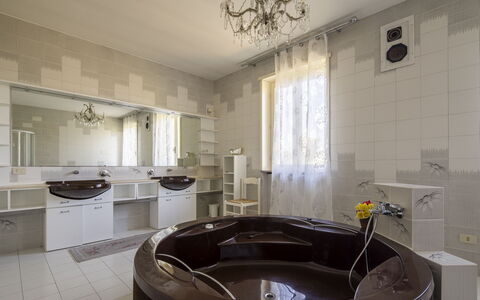 Villa Eva: Flooring, Verdieping, Loodgieterswerkinrichting, Interieur Ontwerp, Bad, Loodgieter, Plafond, Verlichting, Badkamer, Kamer