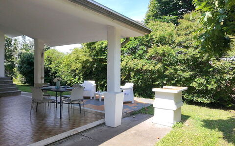 Villa Eva: Kolom, Schaduw, Beton, Veranda, Tuin, Outdoor Structuur, Gazon, Backyard, Landscaping, Werf