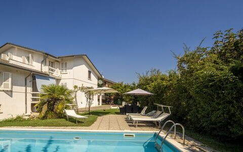Villa Eva: Zwembad, Woongebied, Huis, Huis, Toevlucht, Landgoed, Villa, Landscaping, Buitenmeubels, Werf