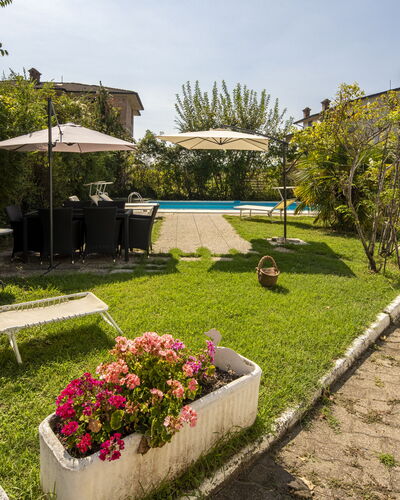 Villa Eva: Huis, Woongebied, Zwembad, Buitenmeubels, Tuin, Landscaping, Toevlucht, Gazon, Werf