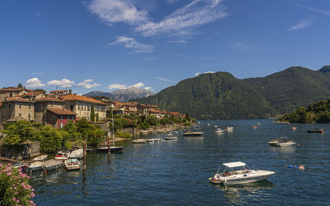 Next Comacina, Lago di Como with Garage: Water, Zwemwater, Bergachtig Landvormen, Boot, Berg, Watercraft, Heuvel, Bergketen, Kust En Oceanic Landvormen, Hoogland