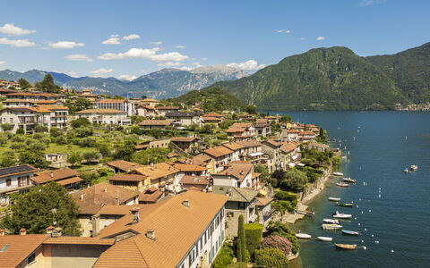 Next Comacina, Lago di Como with Garage: Bergachtig Landvormen, Water, Berg, Heuvel, Hoogland, Bergketen, Huis, Kust En Oceanic Landvormen, Heuvel Station, Dorp
