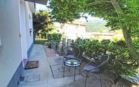 Boscolago: Meubilair, Buitenmeubels, Tuin, Schaduw, Buitentafel, Stoel, Backyard, Werf, Landscaping, Binnenplaats