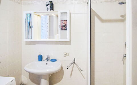 Boscolago: Loodgieterswerkinrichting, Badkamer, Wastafel In De Badkamer, Flooring, Wastafel, Verdieping, Loodgieter, Interieur Ontwerp, Spiegel, Kraan