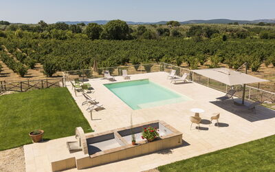 Lago di Vico 629: Zwembad, Toevlucht, Buitenmeubels, Landgoed, Tuin, Landscaping, Paraplu, Schaduw, Ligstoel, Hacienda