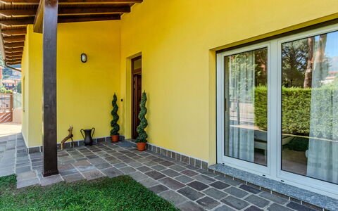 Villa Giulia: Muur, Geel, Flooring, Architectuur, Verdieping, Huis, Samengesteld Materiaal, Deur, Schaduw, Tuin