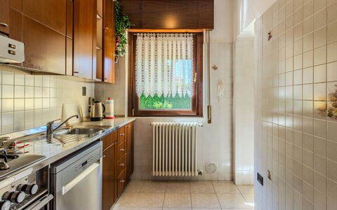 Villa Giulia: Keuken, Hout, Flooring, Toestel Van De Keuken, Countertop, Major Appliance, Interieur Ontwerp, Verdieping, Cabinetry, Gootsteen