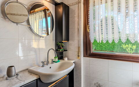 Villa Giulia: Loodgieterswerkinrichting, Interieur Ontwerp, Wastafel, Kraan, Wastafel In De Badkamer, Badkamer, Loodgieter, Verlichting, Spiegel, Flooring