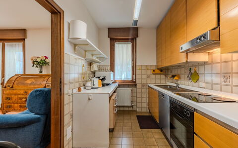 Locanda dei Nonni: Keuken, Countertop, Hout, Flooring, Interieur Ontwerp, Appartement, Toestel Van De Keuken, Cabinetry, Major Appliance, Verdieping