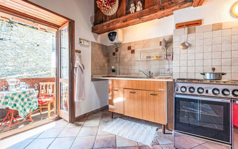 Les Combes 6: Hout, Huis, Deur, Verblijf, Keuken, Beits, Hardwood, Countertop, Blokhut, Tegel