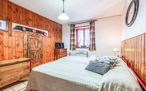 Les Combes 6: Hout, Huis, Meubilair, Huis, Slaapkamer, Verblijf, Bed, Blokhut, Bedding, Hardwood