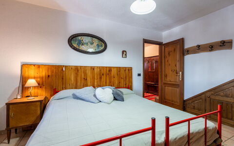 Les Combes 6: Meubilair, Bed, Slaapkamer, Interieur Ontwerp, Laken, Hout, Bedding, Kamer, Plafond, Flooring